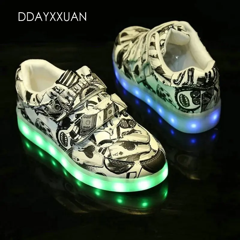 Детские кроссовки с подсветкой весенние спортивные зарядкой от USB цветные