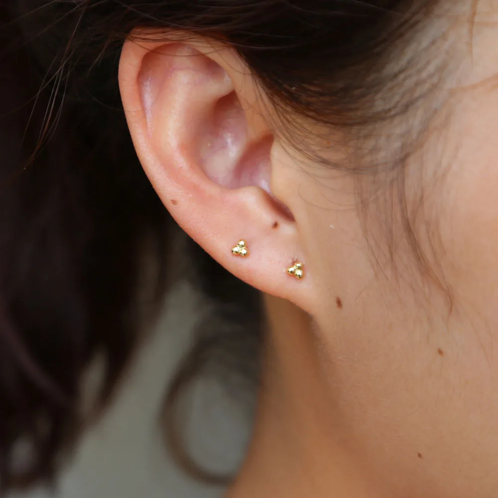 Женские серьги гвоздики золотистого цвета простые в виде листьев растений