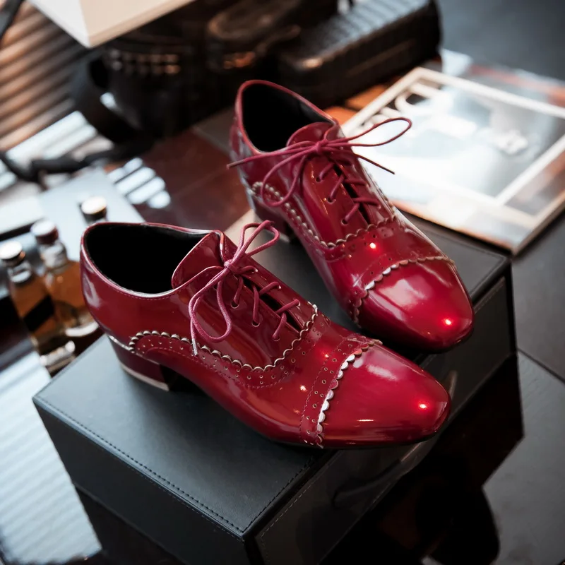 Red Oxford Сезон весна-осень; женская обувь на плоской подошве; оксфорды в стиле дерби; Броги из искусственной лакированной кожи с квадратным носком на шнуровке; винтажная пикантная Повседневная модельная обувь; Офисная Женская обувь - Цвет: Red Oxford