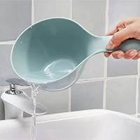 Blue Пластиковый уплотненный водяной ковш для кухни с длинной ручкой, ковш для душа для детей, чашка в краску, толстый ковш для воды для ванны Sc - Цвет: Blue