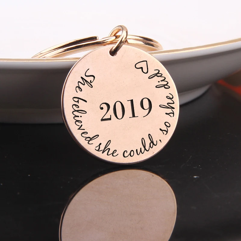 FLYANGEL 2019 Inspire брелок с гравировкой She Believe Could So Do Women ювелирный держатель ключей