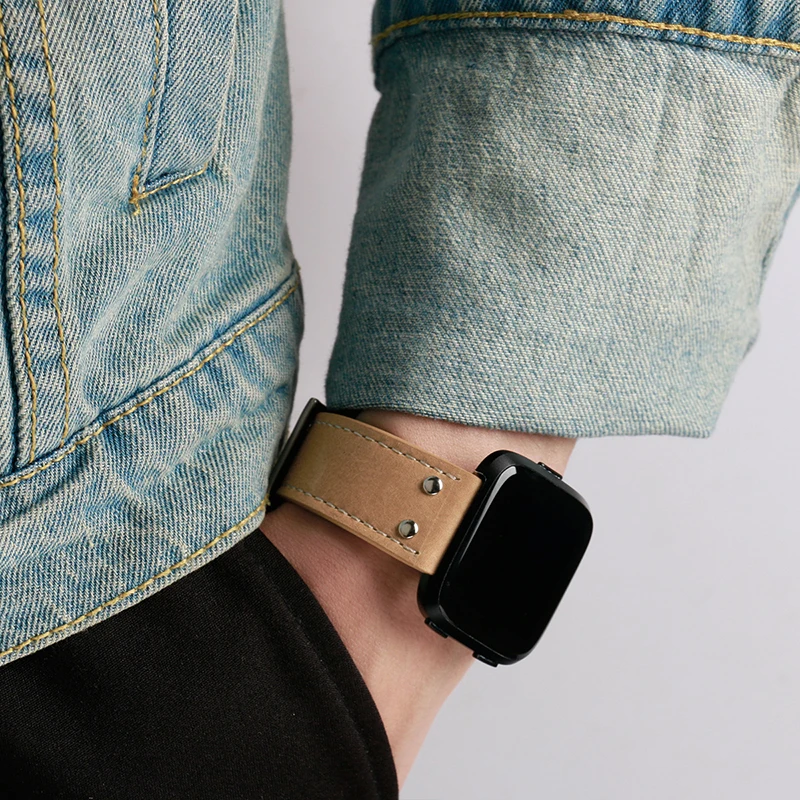 

Ремешок из натуральной кожи с заклепками для Fitbit Versa