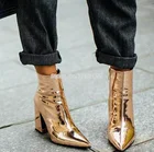 Шикарные женские цвета: золотистый, серебристый Лакированная кожа ботильоны на массивном каблуке с острым носком и блестящим Туфли под платье уникальные высокие каблуки