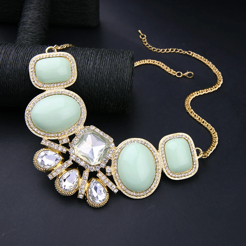 Очаровательное платье сочетающееся с ювелирными изделиями розовое зеленое