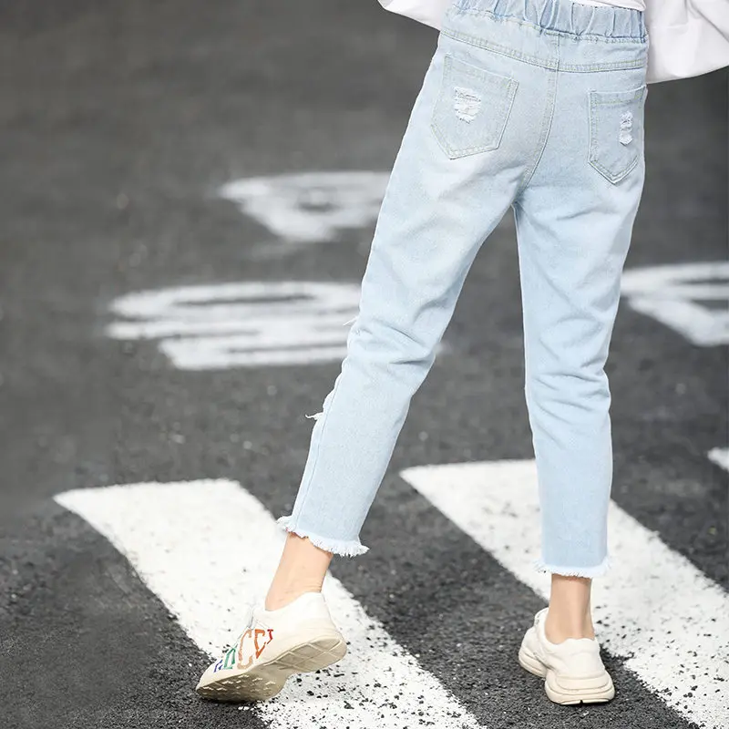 Новые летние легкие джинсы для девочек с дырками рваные штаны маленьких модные