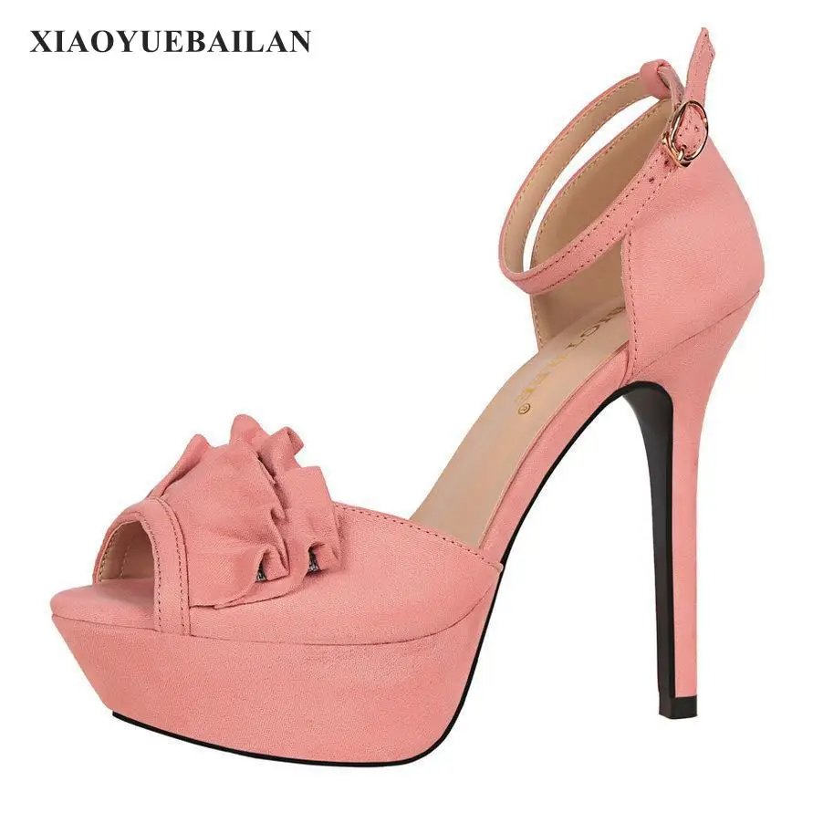 Красивая обувь на высоком каблуке Очень высокий водный стол с текстурированным