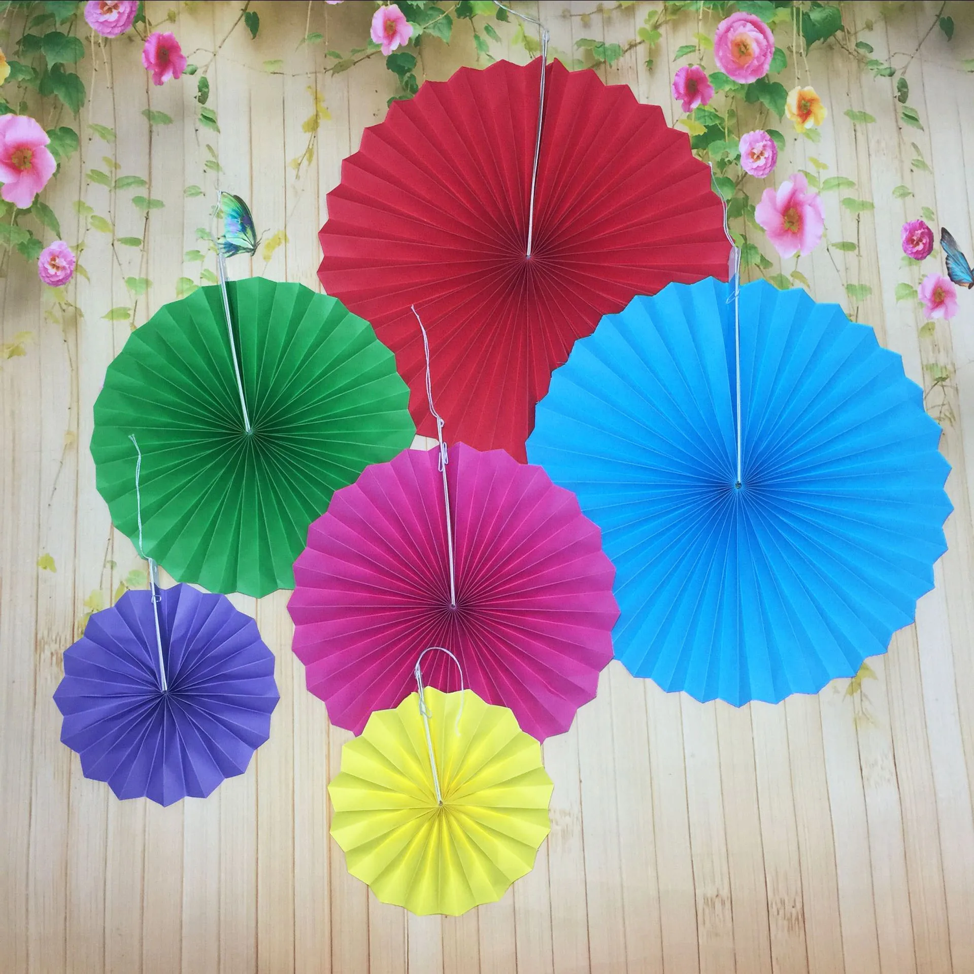 Набор из 6 ярких бумажных фанатов праздничный дизайн с круглыми колесами для