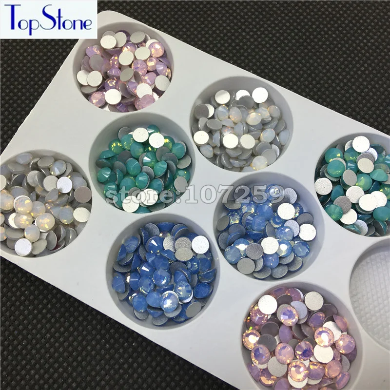 Круглые блестящие стразы с белыми опаловыми кристаллами не требующие горячей