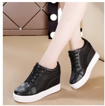 Женские кроссовки на танкетке повседневная обувь белого и черного цвета размеры