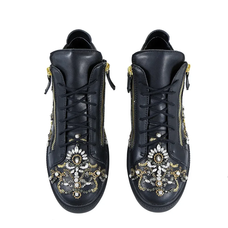 Модные мужские кроссовки со стразами на плоской подошве шнуровкой и вышивкой