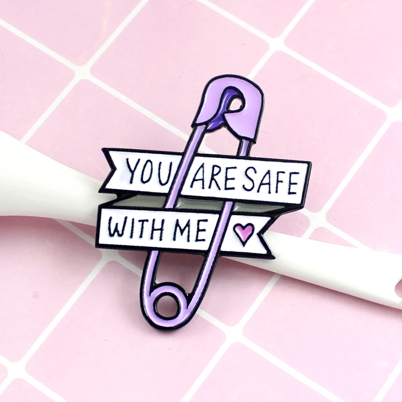 Значок YOU ARE SAFE WITH ME металлическая безопасная булавка фиолетовая эмалированная