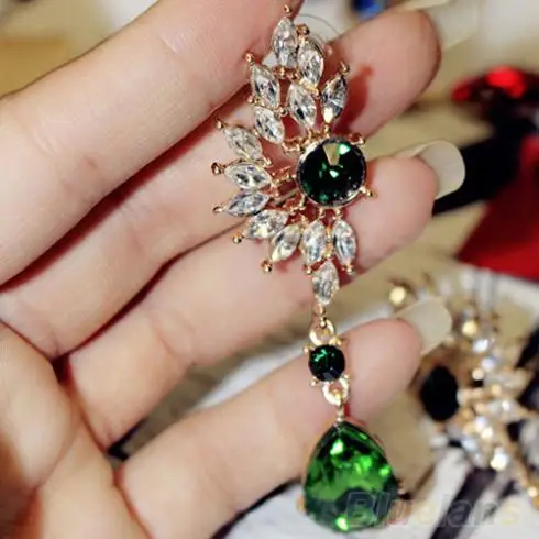 Женские серьги гвоздики в форме крыльев с симметричными кристаллами и стразами