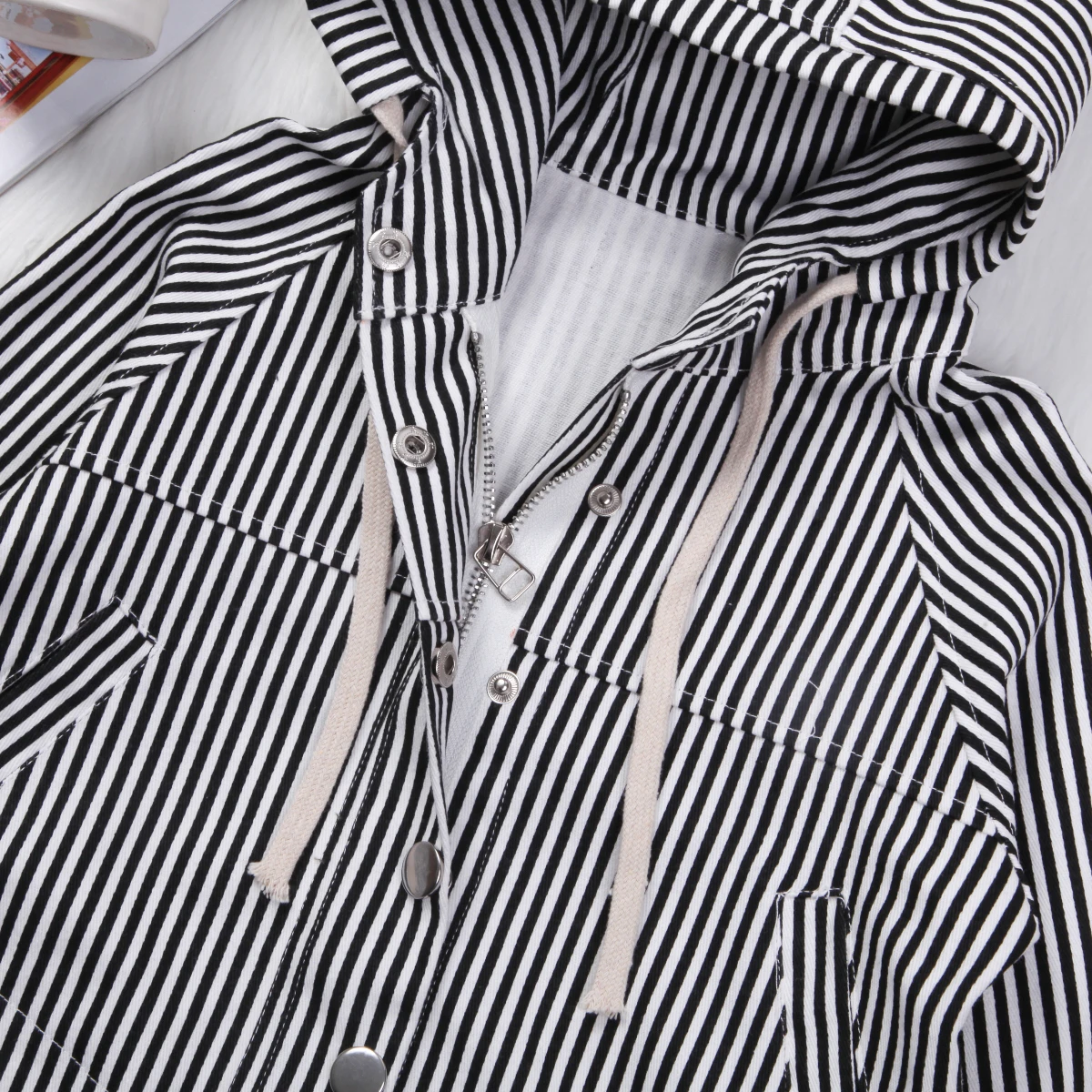 Крутые пальто для маленьких мальчиков в черно белую полоску малышей зимняя