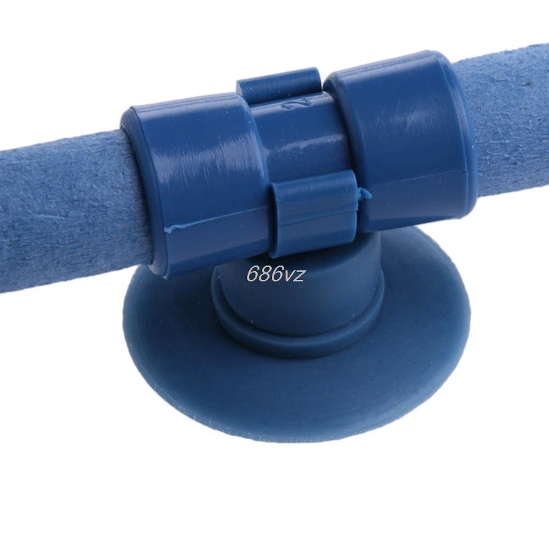 Садок для рыбы аквариума на солнечном питании каменной стеной пузырьковая