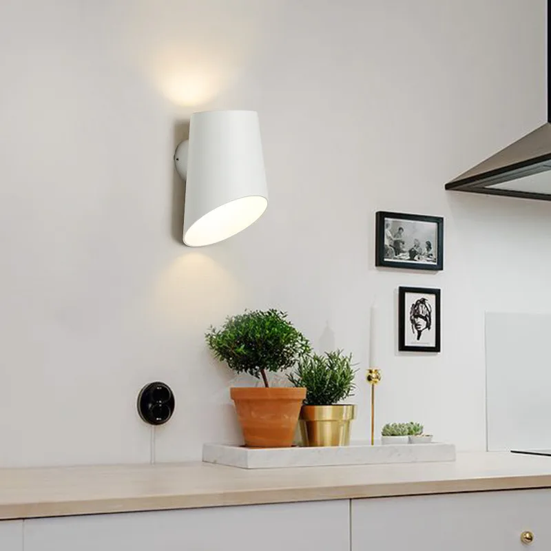 Настенный светильник в скандинавском стиле настенный с белым железом