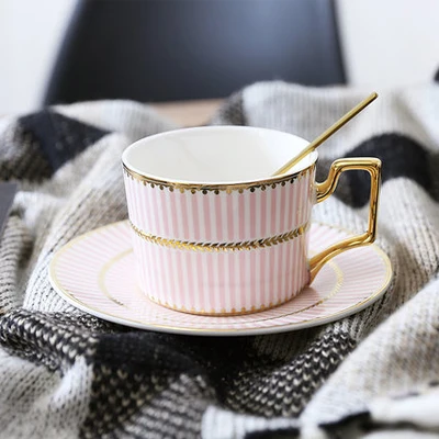 Pink B01 Скандинавская керамическая кофейная чашка Британский послеобеденный чай комплект из чашки и блюдца простая домашняя Цветочная чашка с ложкой подарок на день рождения для друзей - Цвет: Pink B01