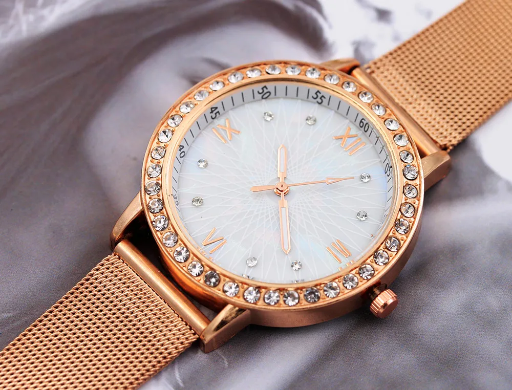 Стильные женские наручные часы с кристаллами и римскими цифрами золотистые
