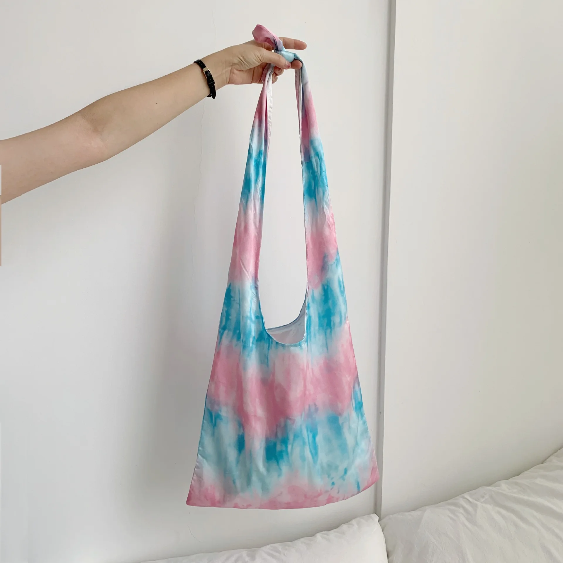 Новая летняя сумка тоут модная на шнурке с бантом плечо гладкая атласная