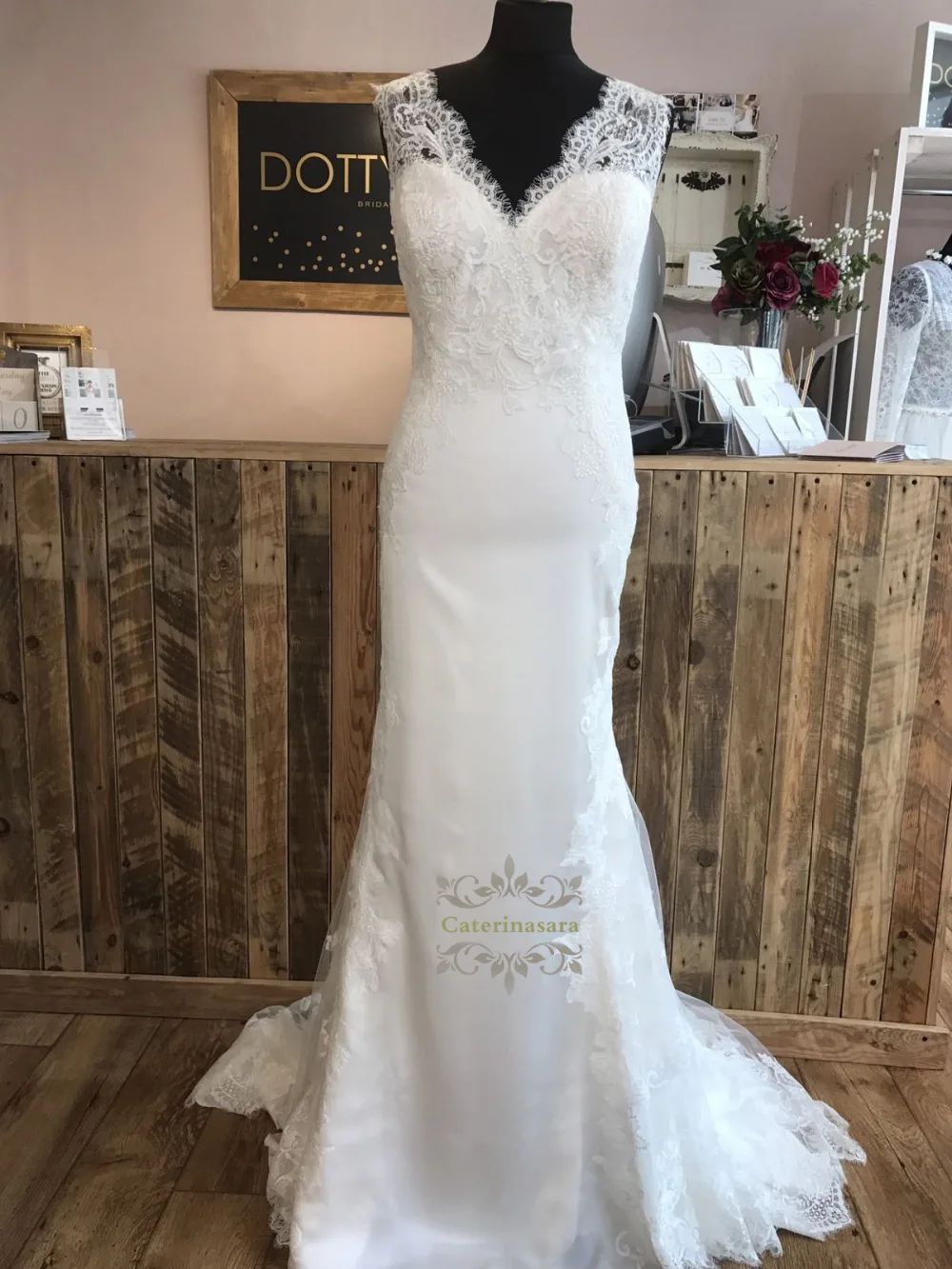 Кружевное свадебное платье русалка с V образным вырезом и открытой спиной