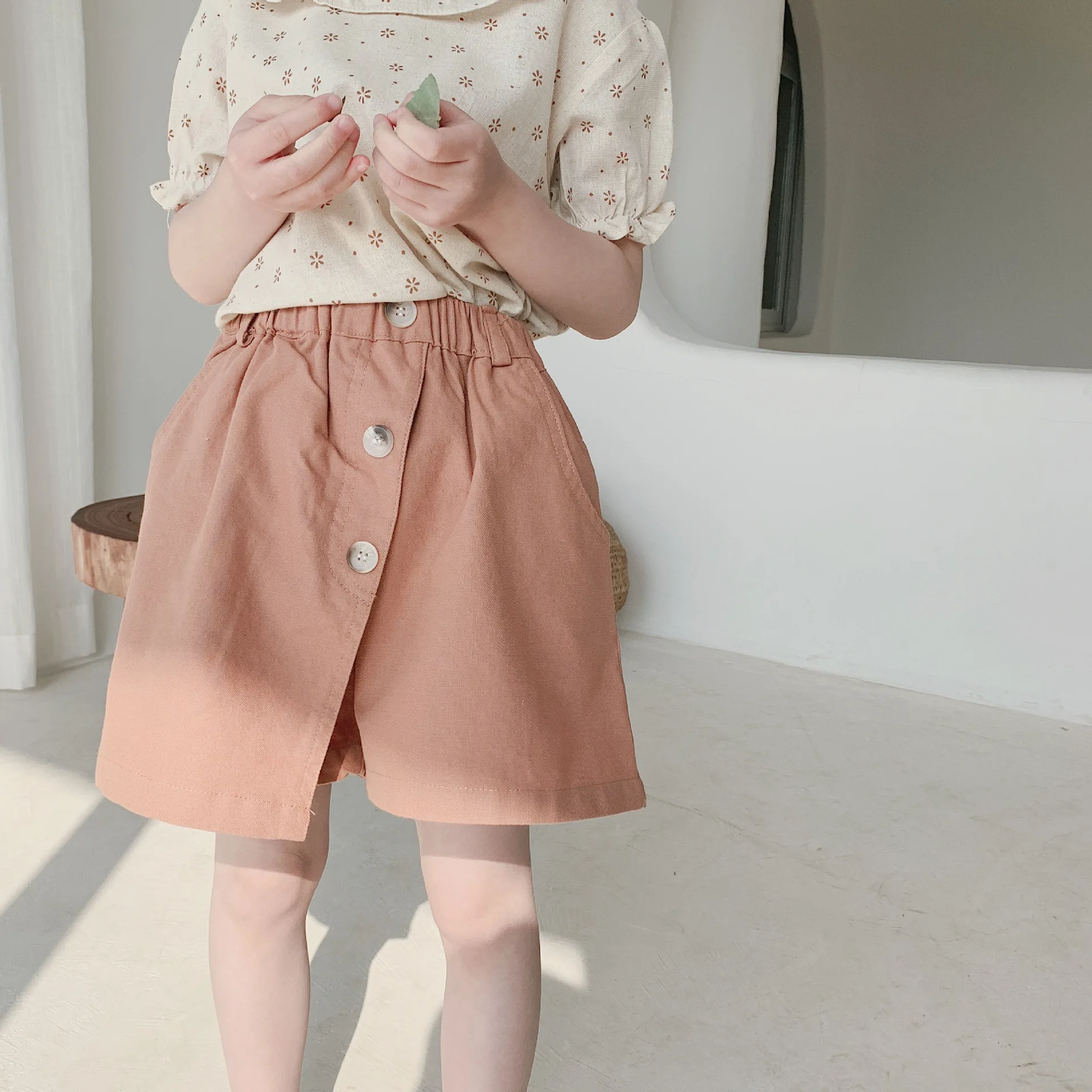 Корейская детская одежда поддельные две юбка из кусочков со штанами для девочек, детские удобные свободные штаны Повседневные детские нестандартные штаны