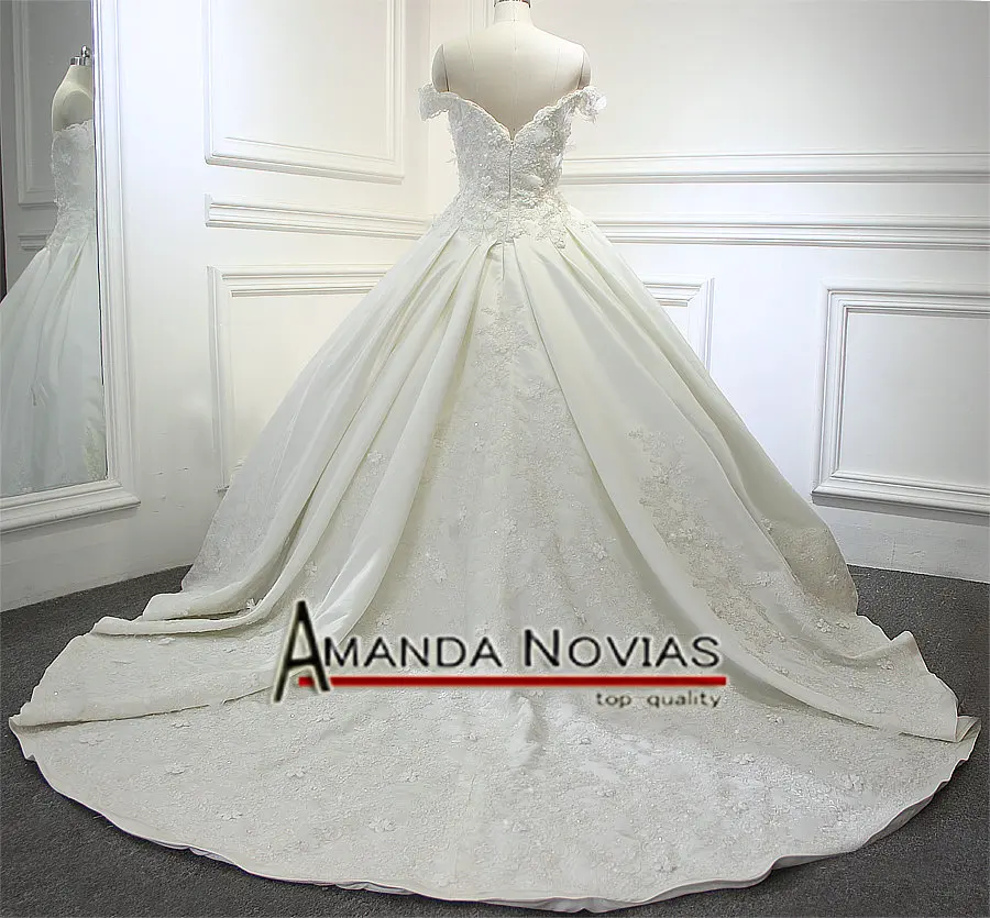 Атласное Бальное Платье с открытыми плечами Amanda Novias свадебные платья цветами