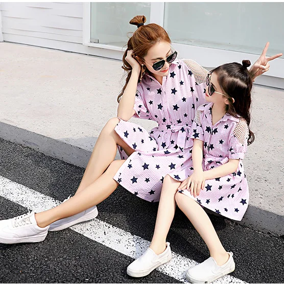 Платья для мамы и дочки Одинаковая одежда семьи Сетчатое лоскутное платье с