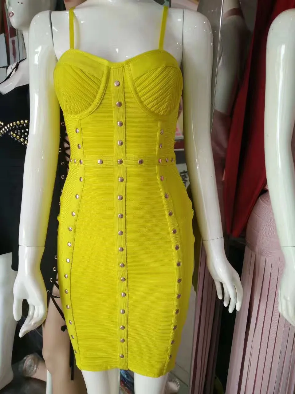 Женское вечернее платье с блестками желтое облегающее на бретелях спагетти