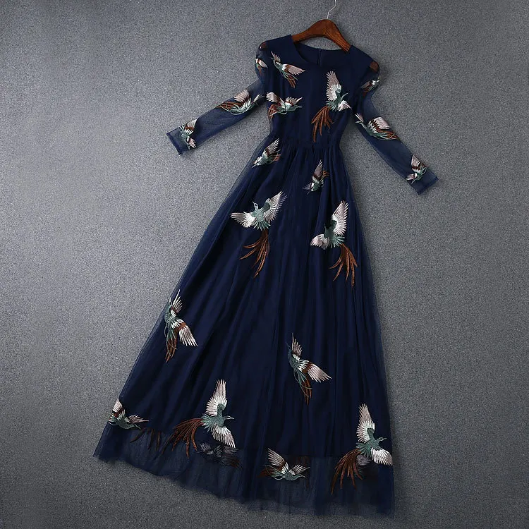 Роскошное осеннее платье с длинными рукавами и вышитыми птицами темно синий цвет