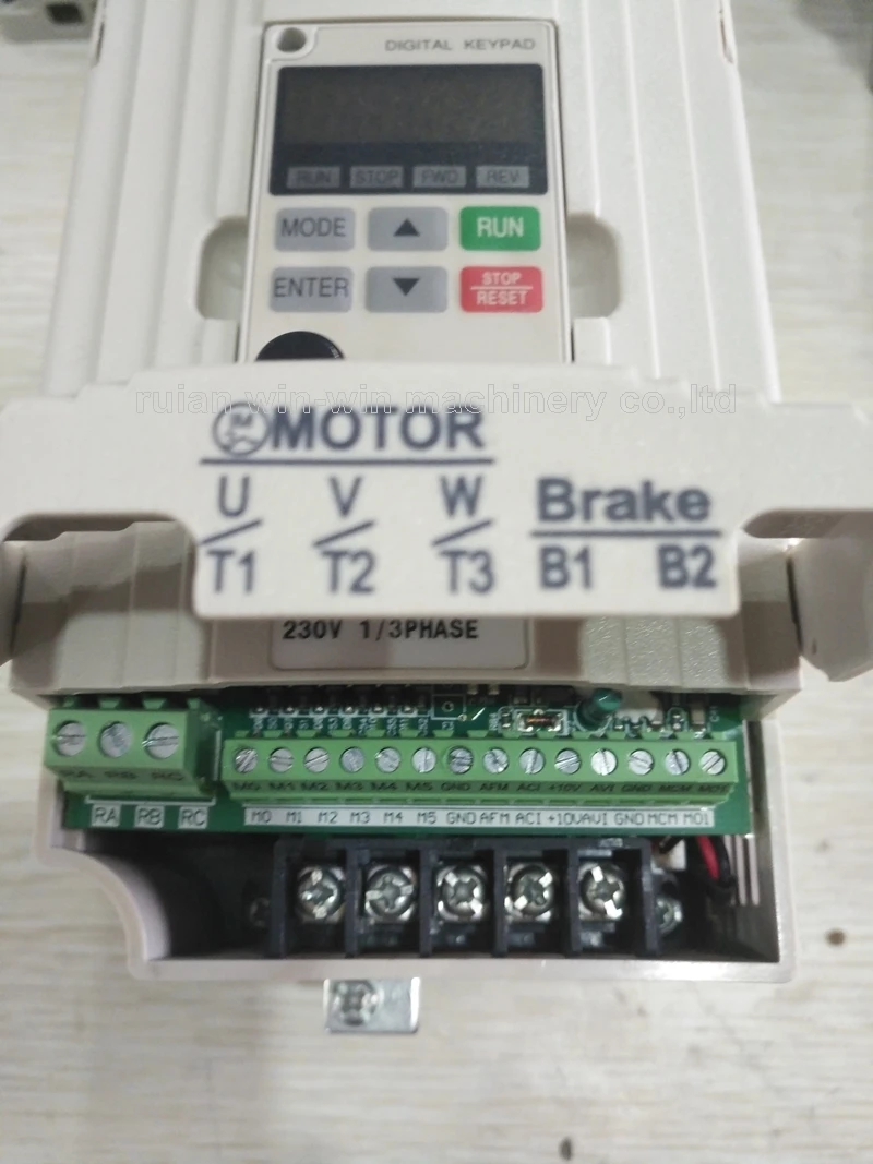 VFD004M21A 0.4KW 2HP 1/3 фазы 230 V DELTA Инвертор Частоты выдувная пленочная машина скорости
