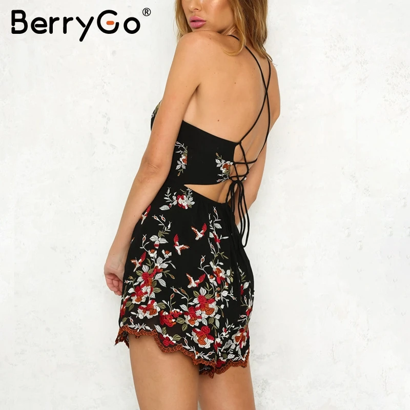 Женский винтажный комбинезон BerryGo белый на шнурках с вышивкой и открытой спиной |