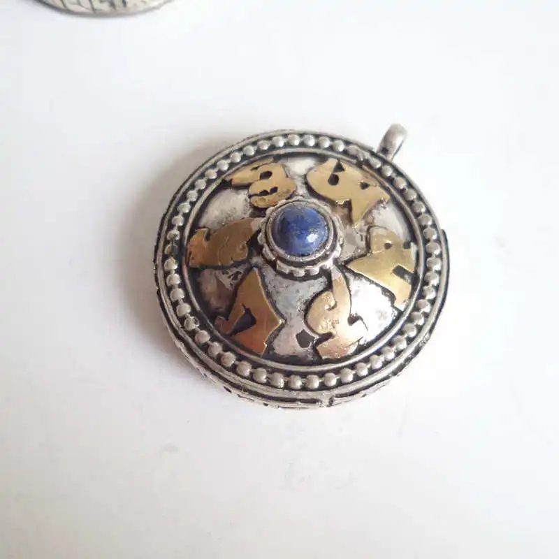 Тибетская молитвенная коробка с шестью мантрами Ом Мани Падме Хум Гау амулет