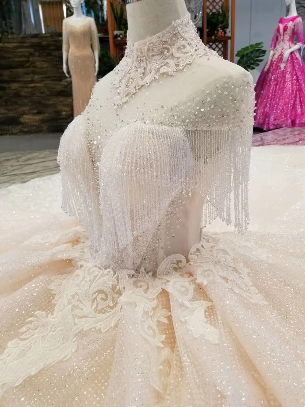 Dolcevita в pizzo lustrini con frange e scollo lupetto abiti da sposa класса люкс и блестящим кружевным верхом