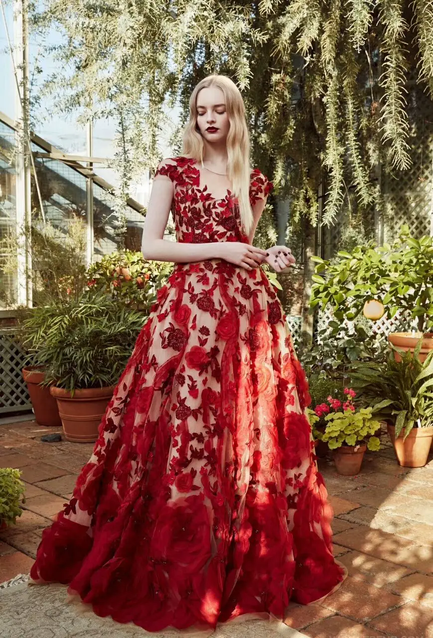 Женское вечернее платье без рукавов облегающее красное с круглым вырезом и