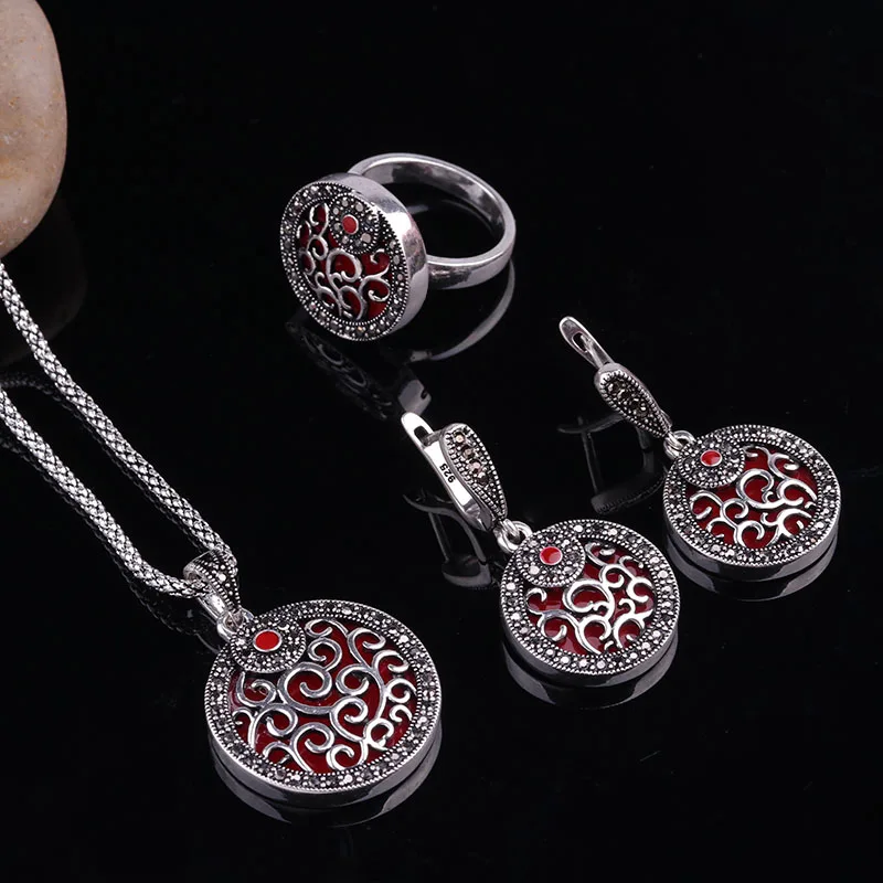 Комплект винтажных украшений Sellsets из красной смолы и черной подвески с