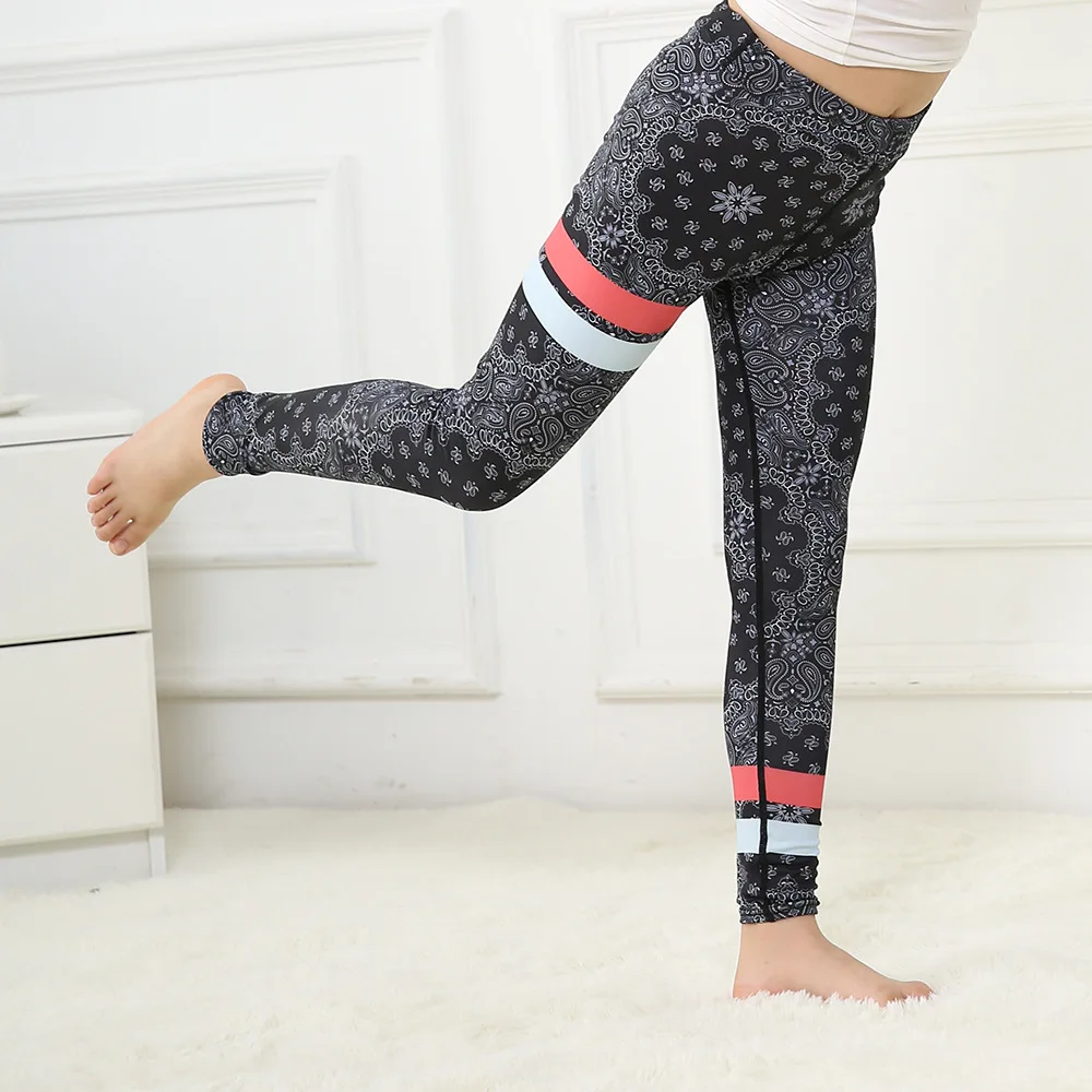 Подходящие детские брюки черные винтажные с цветочным принтом красные белые