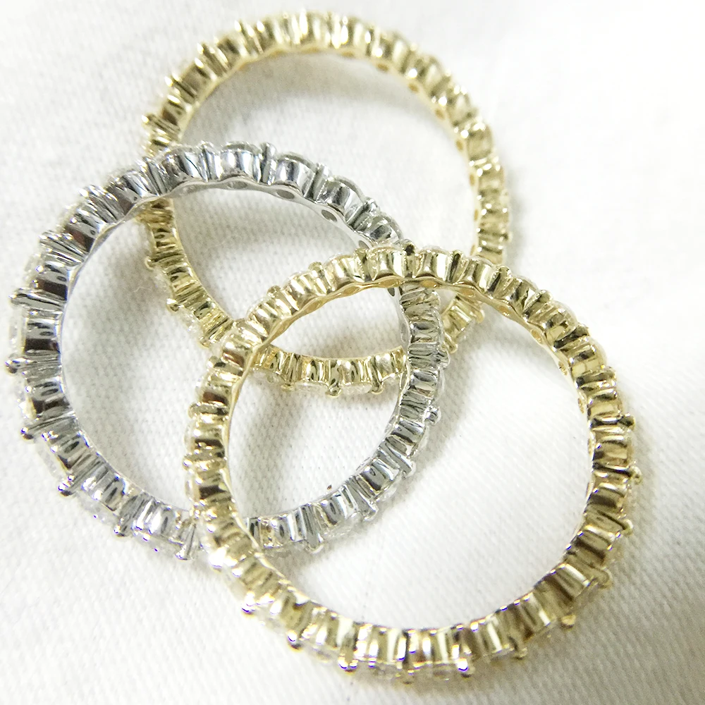 

Two small Full Ring in 2mm Df Moissanite in 14K Yellow Gold And the big one is 2.5mm Ring is 2.5mm in 14K White Gold (3 rings )