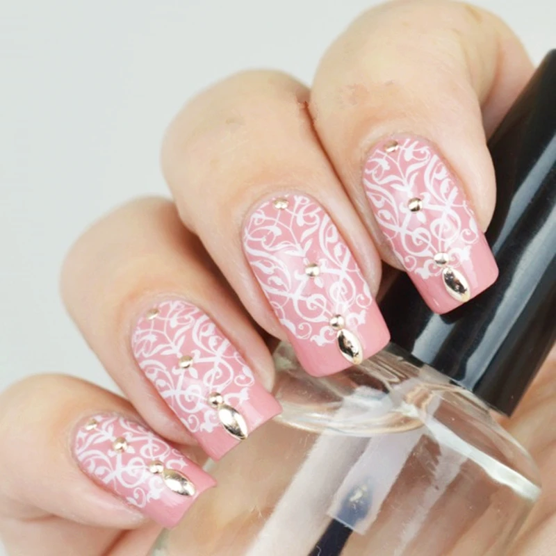 Маникюрные гвоздики с геометрическим узором заклепки из розового золота