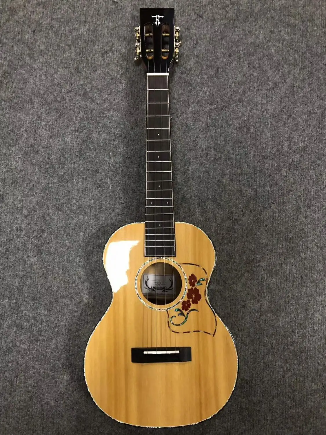 26-дюймовый дуб миниатюрная гитара укулеле-4-string Гитары, настенная панель, цвет очень позитивные