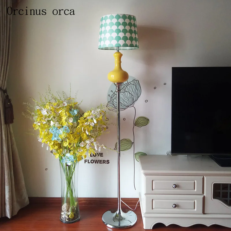 Средиземноморский современный простой цветной торшер лампа для гостиной