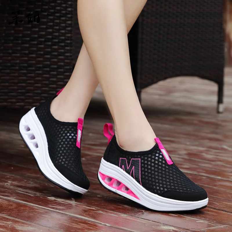 

Летние женские дышащие туфли, модная женская повседневная обувь, сетчатые слипоны с вырезами и низким каблуком, женские туфли 35-40, оптовая п...