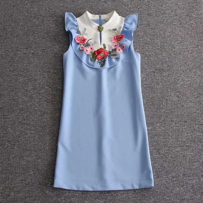 Женское платье на бретельках синее прямого силуэта с цветочной вышивкой и