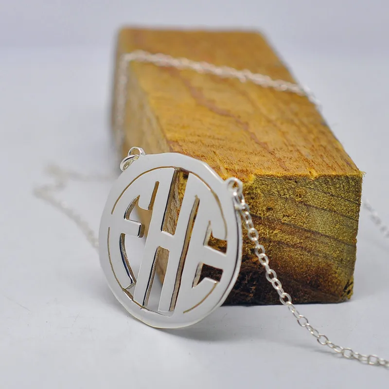 

Wholesale Personalized Circle Block Monogram Necklace Silver Initial Pendent Custom Design Nameplate Jewelry Christmas Gift