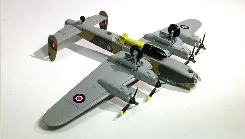 Второй мировой войны Avro Lancaster 1/144 литья под давлением модель самолета |