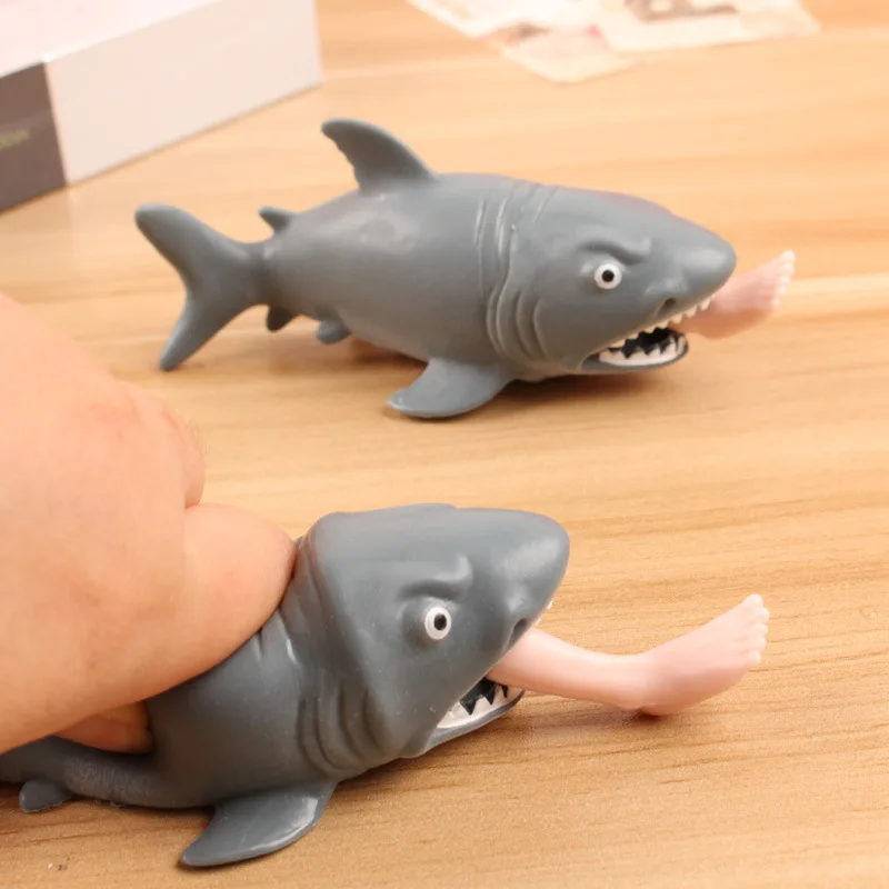 Фото Интересные акулы едят человеческие ноги ужасные шутки в виде животных снимают