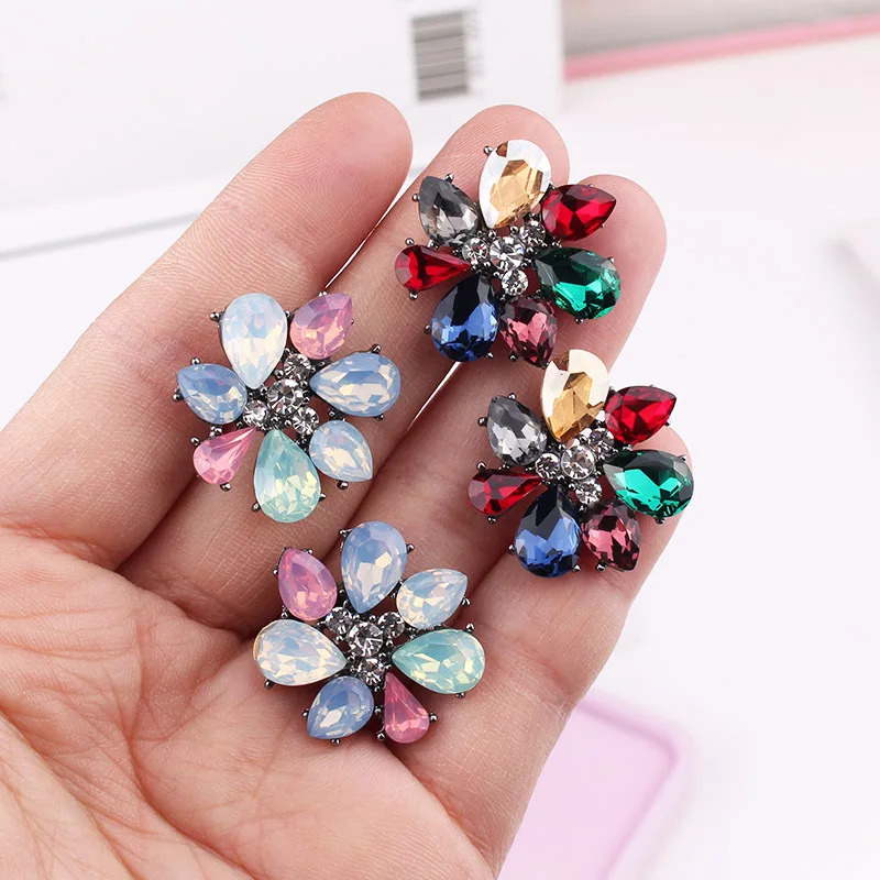 

LUBOV Colorful Crystal Leaves Rhinestone Inlaid Flower Stud Earrings Trendy Women Piercing Earrings for Wedding Party Jewelry