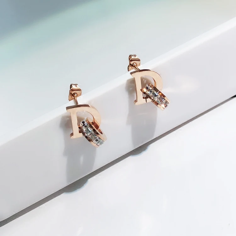 Новое поступление 2018 модные серьги гвоздики YUN RUO с D буквой из циркония цвет розы