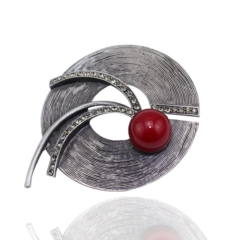Винтажная брошка из горного хрусталя черного цвета с красным камнем на свадьбу