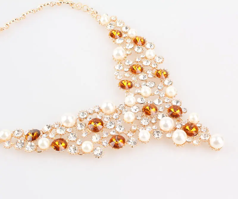 Комплект ювелирных изделий в африканском стиле золотого цвета с имитацией