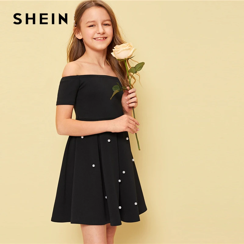 SHEIN Kiddie/черное Плиссированное элегантное праздничное платье для девочек с открытыми плечами, украшенное бусинами и жемчужинами; коллекция года; милое летнее платье трапециевидной формы без рукавов
