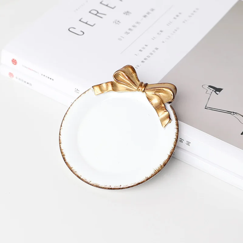 white round Тарелка из смолы, милая, ретро, позолоченная, с узором в виде банта, тарелка для десерта, фруктового торта, лотки для хранения, украшение дома, 1 шт - Цвет: white round